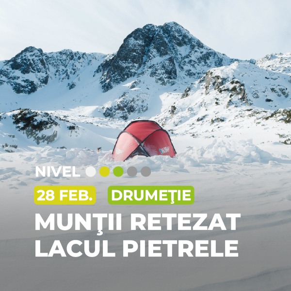 Cort pe zăpadă, munți în fundal.